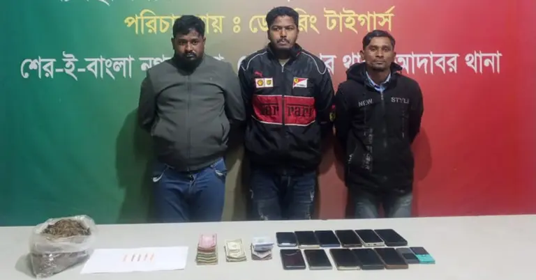 গ্রেপ্তারকৃত তিনজন ব্যক্তি